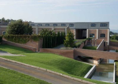 Vista panoramica delle ex officine nel paesaggio